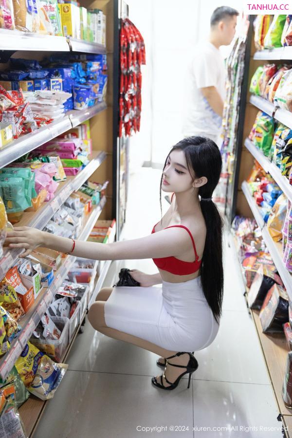   [XiuRen]高清写真图 2024.07.03 No.8794 龙雪儿 丝袜美腿第2张图片